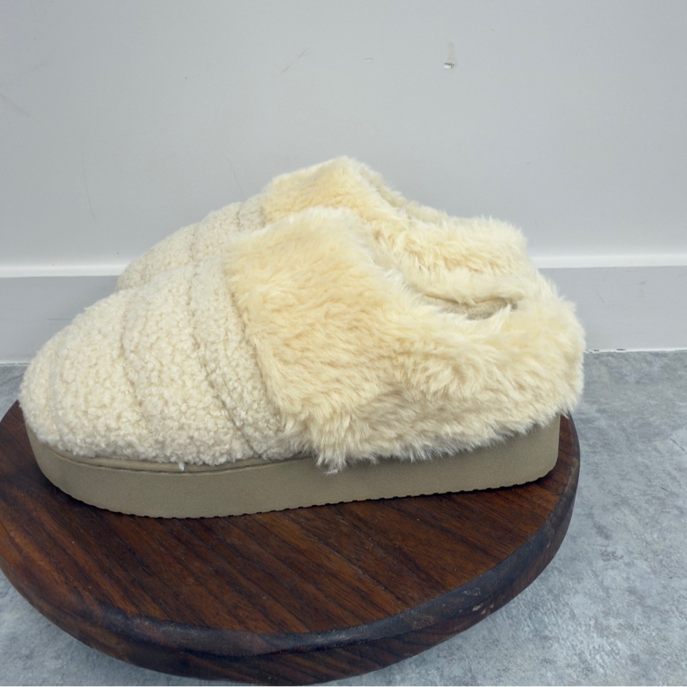 Dakine Cozy Cream Fuzzy Slippers Sz‎ Small (5-6)